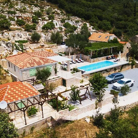 Three Holiday - The Hidden Treasure Village