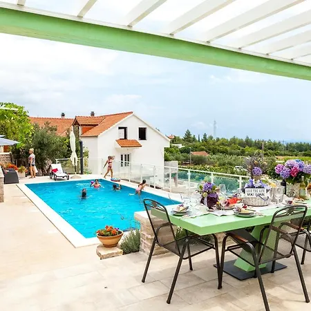Three Holiday - The Hidden Treasure Village Tatil Evi Orebić